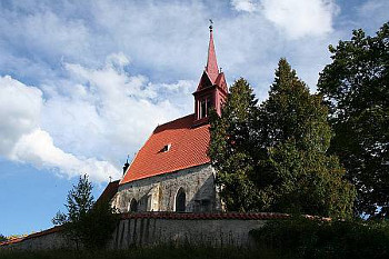 Kirche mit Friedhofsmauer